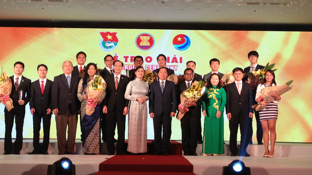 Bí T.Ư Đoàn-Chủ tịch T.Ư Hội LHTN VN Nguyễn Phi Long (bên phải) trao giải Doanh nhân trẻ ASEAN+3 hướng tới phát triển bền vững