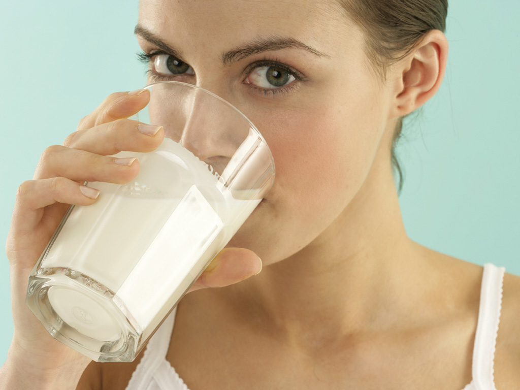 Để giảm cay, chỉ cần ăn vài muỗng sữa chua hoặc uống một ly sữa - Ảnh: Shutterstock