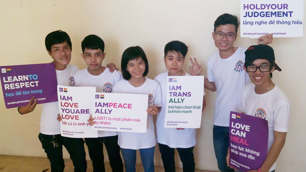 Học sinh Trường THPT Nguyễn Việt Hồng (TP.Cần Thơ) kêu gọi sự chấp nhận, chia sẻ với những bạn giới LGBT trong trường - Ảnh: Lam Ngọc