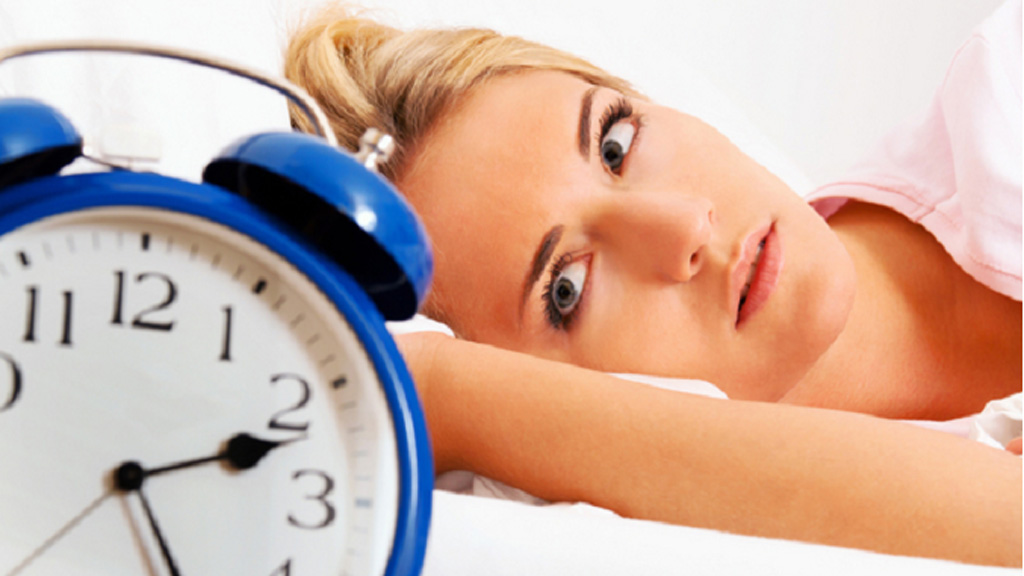 Đặt đồng hồ, thiết bị báo thức ngay trên giường có thể gây khó ngủ - Ảnh: Shutterstock