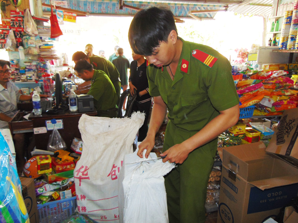 Công an TP.Vũng Tàu phát hiện hàng ngàn bộ bài tây và lập biên bản vi phạm đối với chủ quán - Ảnh: Nguyễn Long