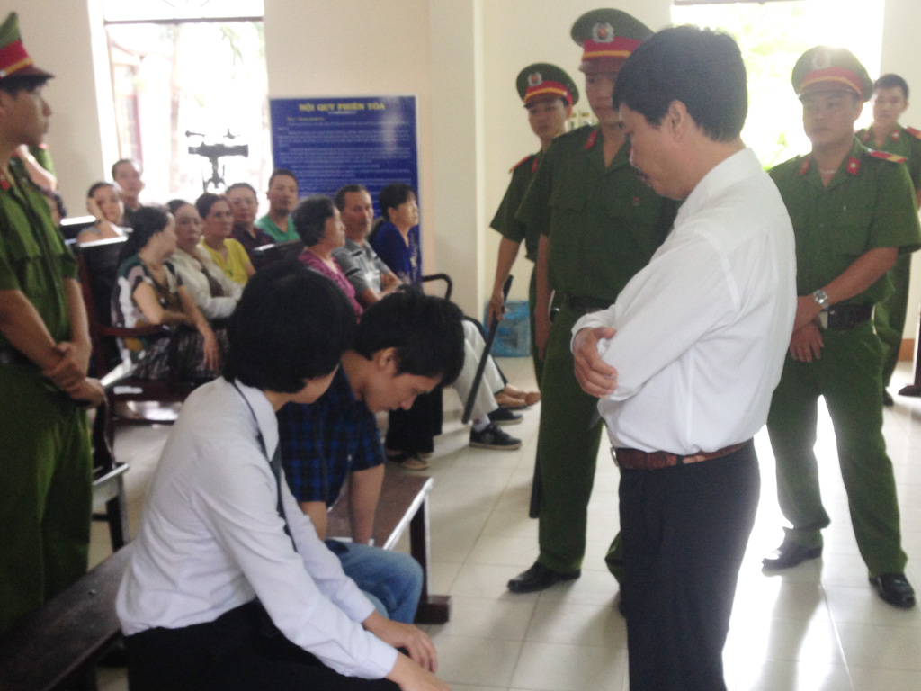 Luật sư thuyết phục bị cáo Điểm trả lời câu hỏi của chủ tọa phiên tòa - Ảnh: Nguyễn Long