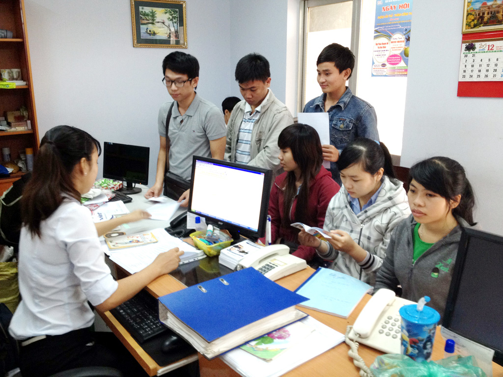 Sinh viên đăng ký xin việc tại Trung tâm hỗ trợ học sinh - sinh viên TP.HCM - Ảnh: Lê Thanh