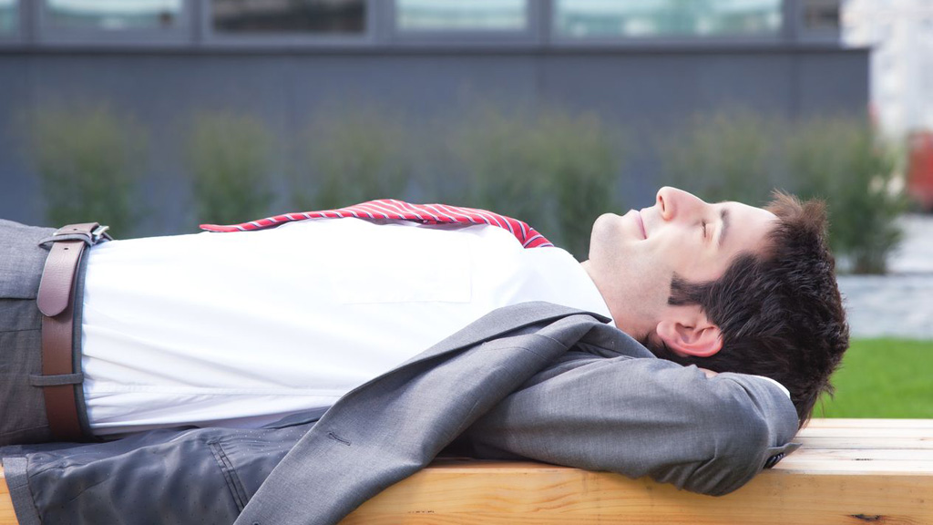 Giấc ngủ trưa ngắn khoảng 30 phút rất tốt cho sức khỏe - Ảnh: Shutterstock