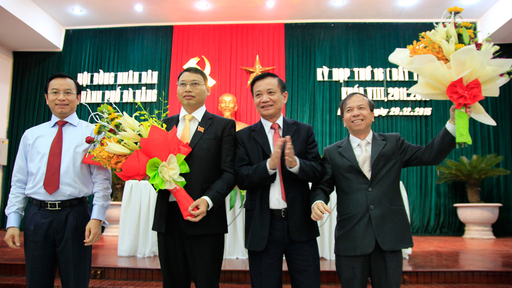 Ông Hồ Kỳ Minh (thứ 2 từ trái sang) nhận hoa chúc mừng - Ảnh: Hoàng Sơn