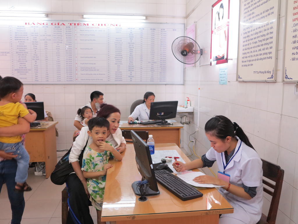 Phụ huynh đi đăng ký, lấy số thứ tự tại Trung tâm Y tế dự phòng Đà Nẵng phải khai chính xác tên, tuổi của trẻ - Ảnh: Diệu Hiền