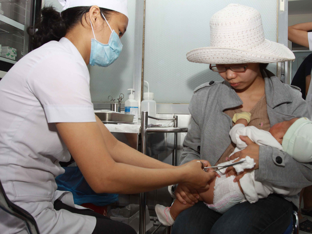 Tiêm vắc xin “5 trong 1” cho trẻ tại Trung tâm y tế dự phòng TP.HCM - Ảnh: Lương Ngọc 