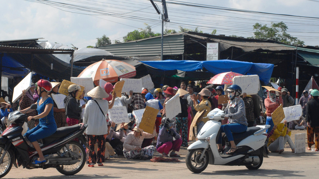 Các tiểu thương chợ Phú Hậu bị kích động, tụ tập phản đối việc di dời qua chợ mới - Ảnh: BNL