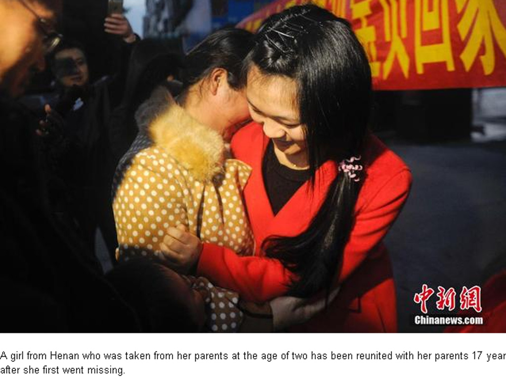 Giây phút cô gái họ Chen gặp lại bố mẹ ruột - Ảnh chụp màn hình trang tin Shanghaiist