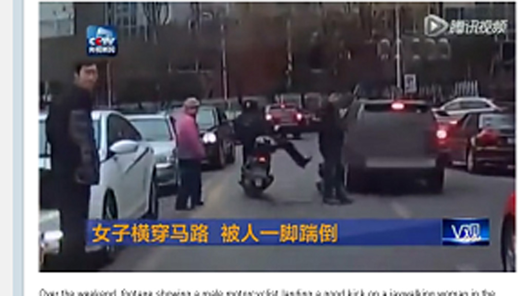 Thời điểm người lái xe máy tung cú đạp vào mông nạn nhân - Ảnh chụp màn hình Shanghaiist
