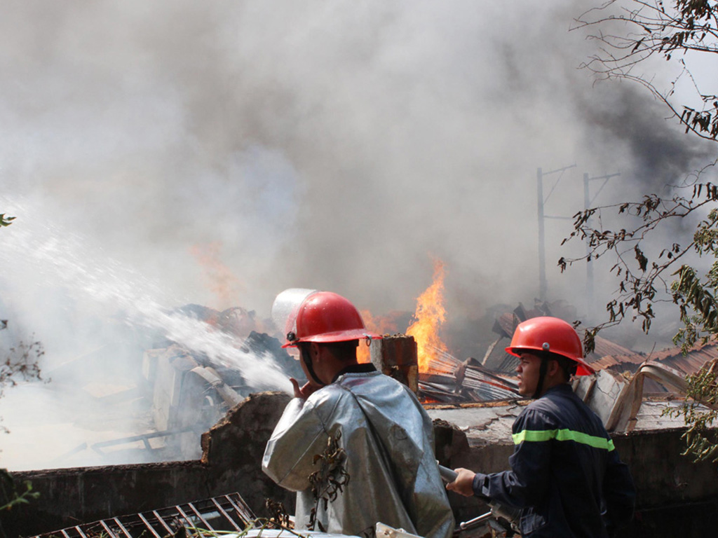 Lực lượng chữa cháy khống chế ngọn lửa - Ảnh: Đỗ Trường