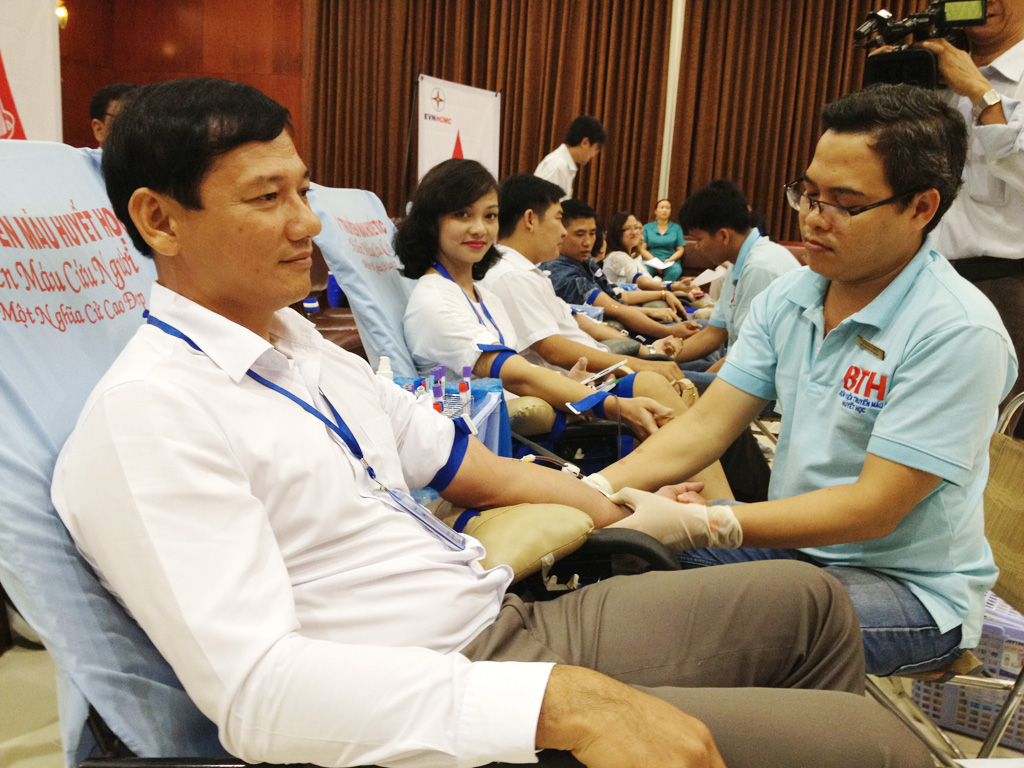 Thanh niên tham gia hiến máu tình nguyện - Ảnh: Lê Thanh