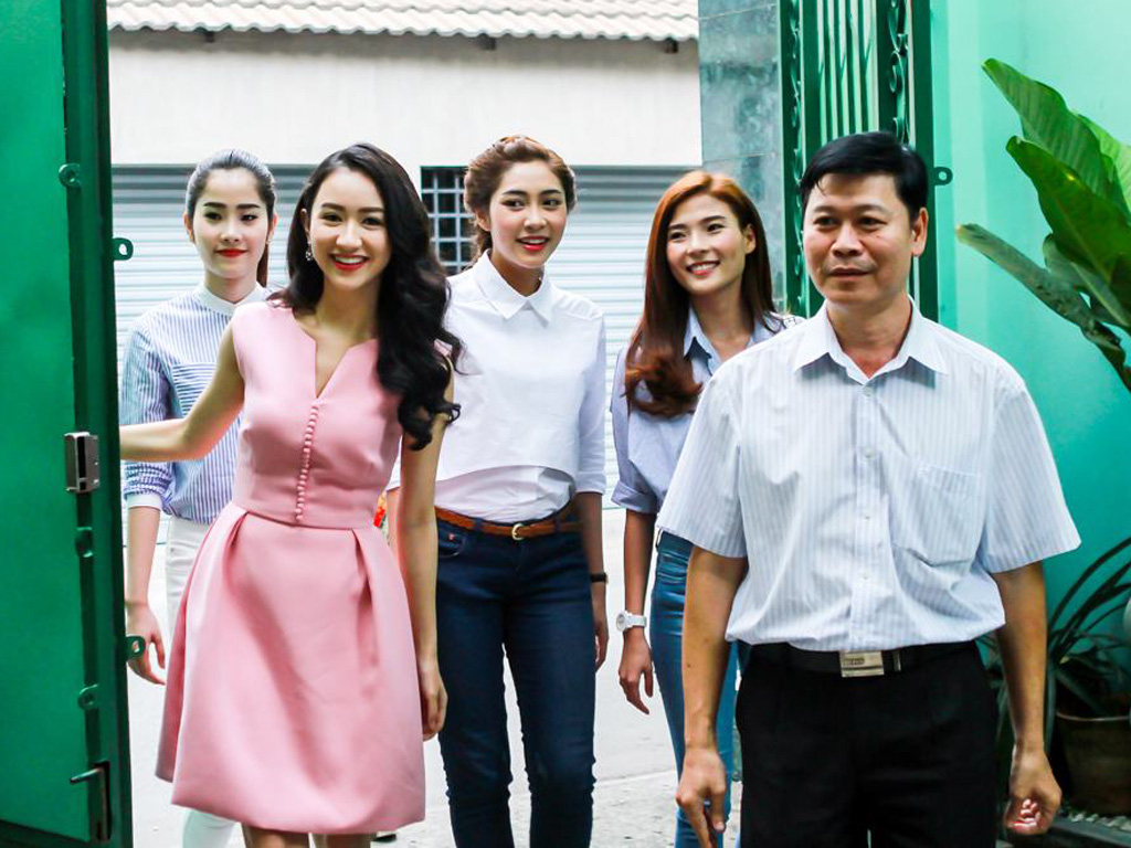 Diễn viên Thúy Diễm, Hoa hậu Đặng Thu Thảo, Á hậu Hà Thu, Hoa khôi Nam Em đến nhà chúc Tết nghệ sĩ Kim Cương