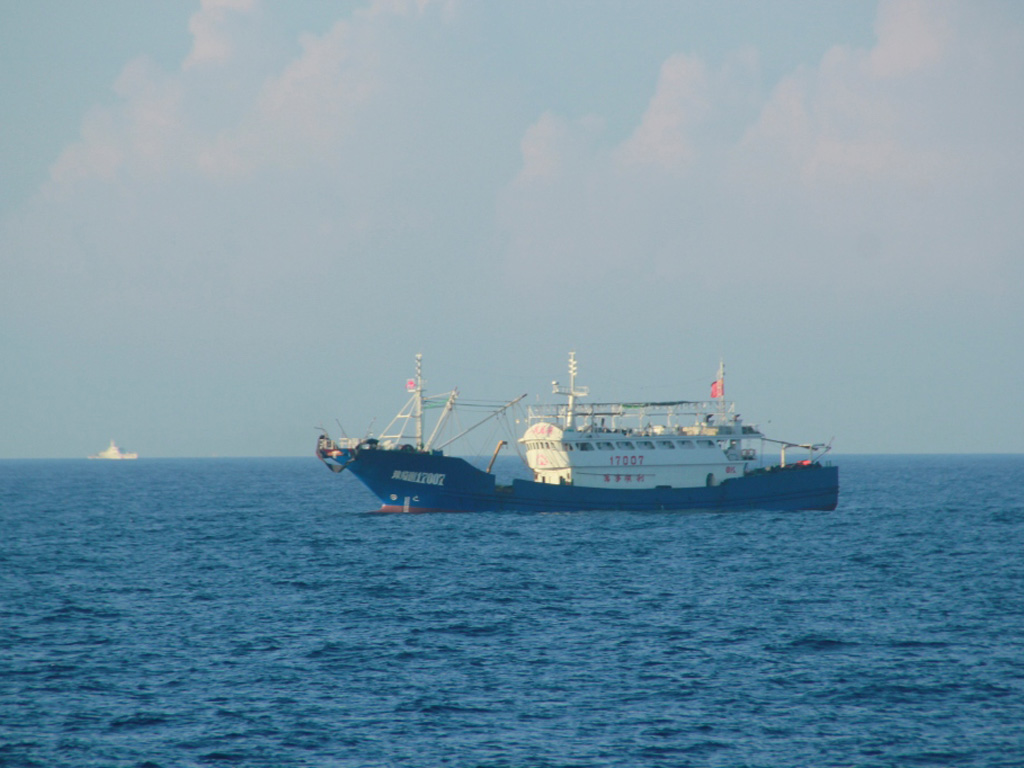 Tàu cá Trung Quốc đánh bắt phi pháp trên vùng biển Hoàng Sa của Đà Nẵng vào năm  - Ảnh: Hoàng Sơn