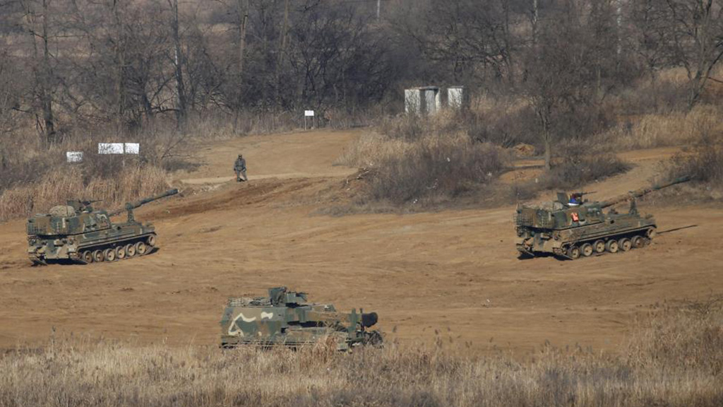 Một đơn vị pháo tự hành của Hàn Quốc luyện tập gần biên giới với Triều Tiên, ngày 7.1.2016 -  Ảnh: Reuters