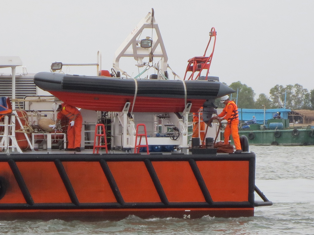 Các nhân viên cứu nạn của Trung tâm phối hợp tìm kiếm cứu nạn hàng hải khu vực 3 trên tàu cứu nạn - Ảnh: Nguyễn Long