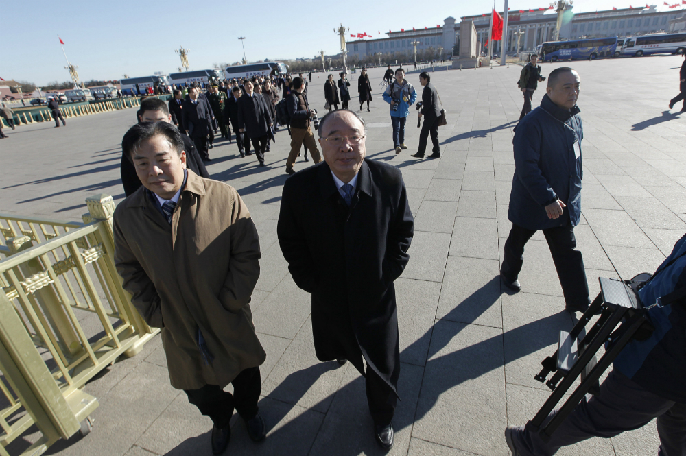 Thị trưởng Trùng Khánh Hoàng Kỳ Phàm (giữa) trong một lần xuất hiện ở Đại lễ đường nhân dân tại Bắc Kinh để tham dự kỳ họp quốc hội của Trung Quốc - Ảnh: Reuters