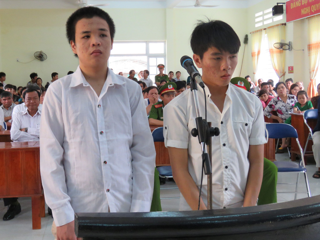 Bị cáo Lương An Hào (bìa trái) và bị cáo Nguyễn Tấn Dũng tại phiên tòa sơ thẩm.