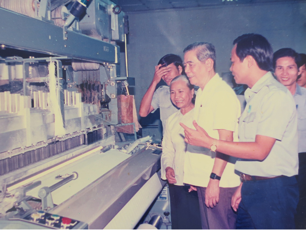 Nguyên Tổng bí thư Nguyễn Văn Linh thăm và làm việc tại nhà máy dệt Thành Công