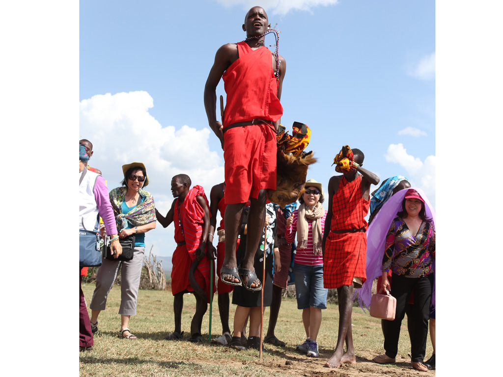 Người đàn ông Maasai Mara cố nhảy thật cao khi chào đón du khách, thể hiện sự mến khách - Ảnh: Trần Văn Trường