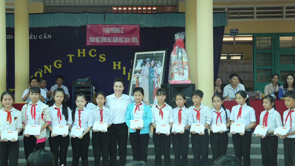 Phương Lê rất quan tâm đến việc phát triển học vấn cho các em học sinh ở quê hương Trà Vinh