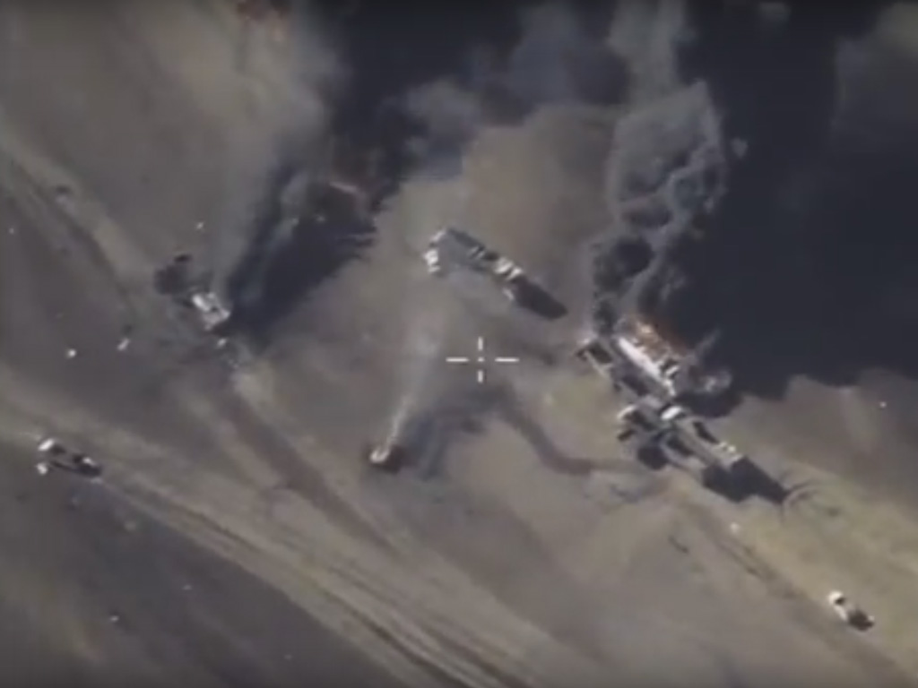 Xe bồn chở dầu của IS bị Không quân Nga ném bom phá hủy ở Syria - Ảnh: clip Bộ Quốc phòng Nga