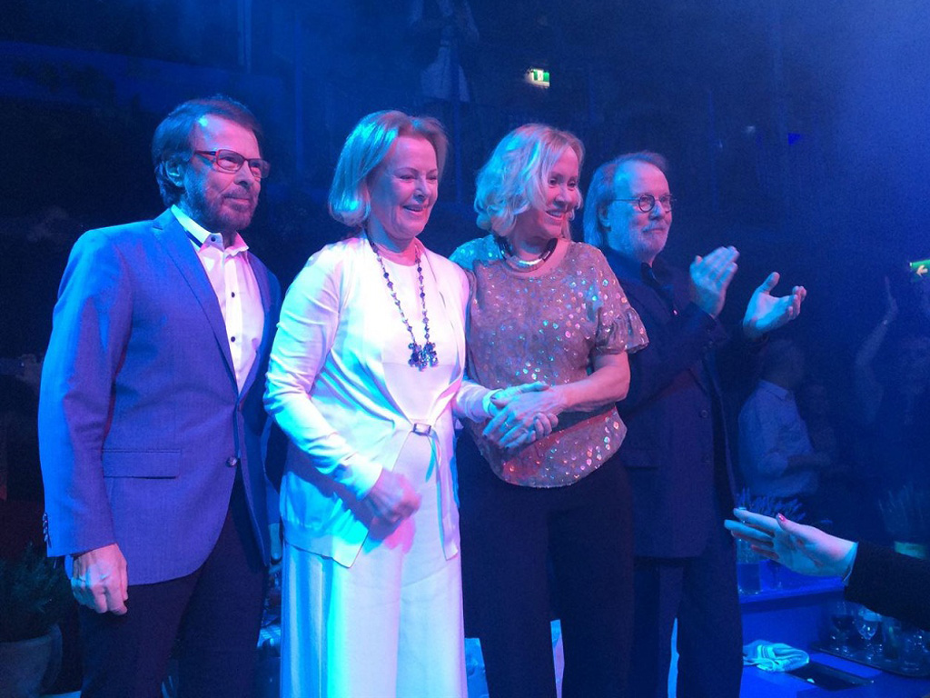 Ban nhạc ABBA huyền thoại đứng chung trên một sân khấu - Ảnh: Chụp màn hình clip