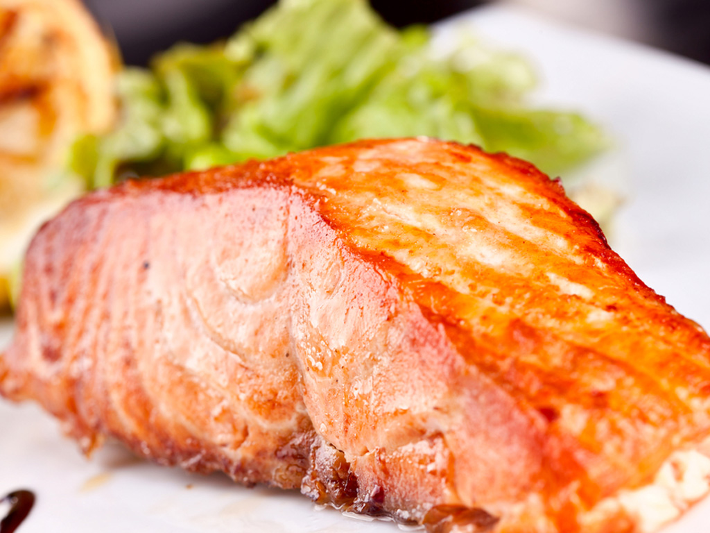 Chất béo không bão hòa đa từ cá hồi tốt cho tim mạch - Ảnh: Shutterstock