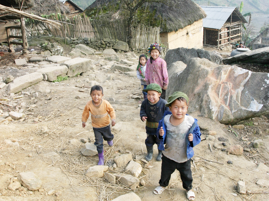 Trẻ em ở vùng cao huyện Bát Xát còn thiếu thốn ngay cả áo ấm - Ảnh: Lưu Quang Phổ
