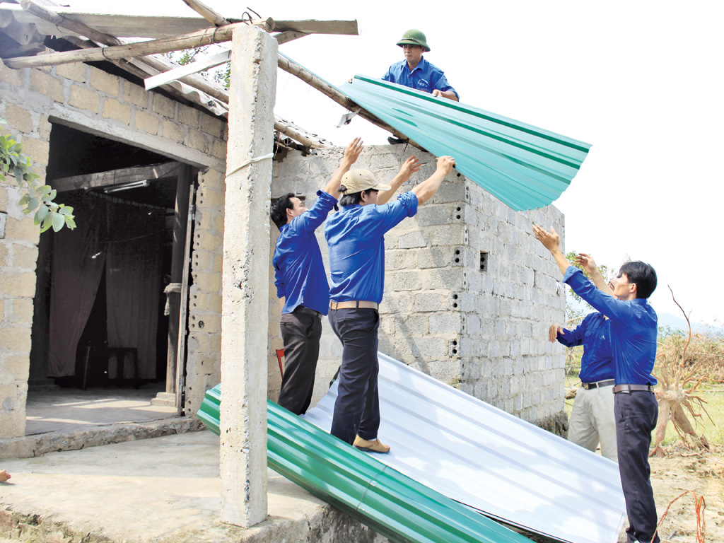 Thông qua Báo Thanh Niên, Công ty Tôn Đông Á hỗ trợ tôn lợp nhà cho người dân vùng bị bão tháng 10.2013 - Ảnh: Lê Công Sơn