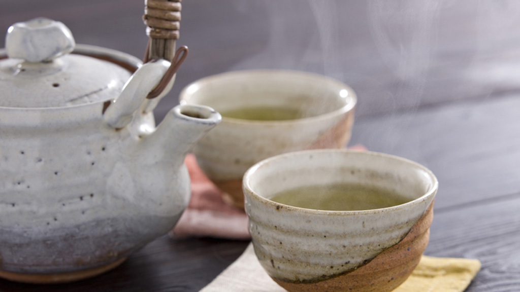 Một ly trà xanh mỗi ngày giúp ích cho sức khỏe tổng thể - Ảnh: Shutterstock
