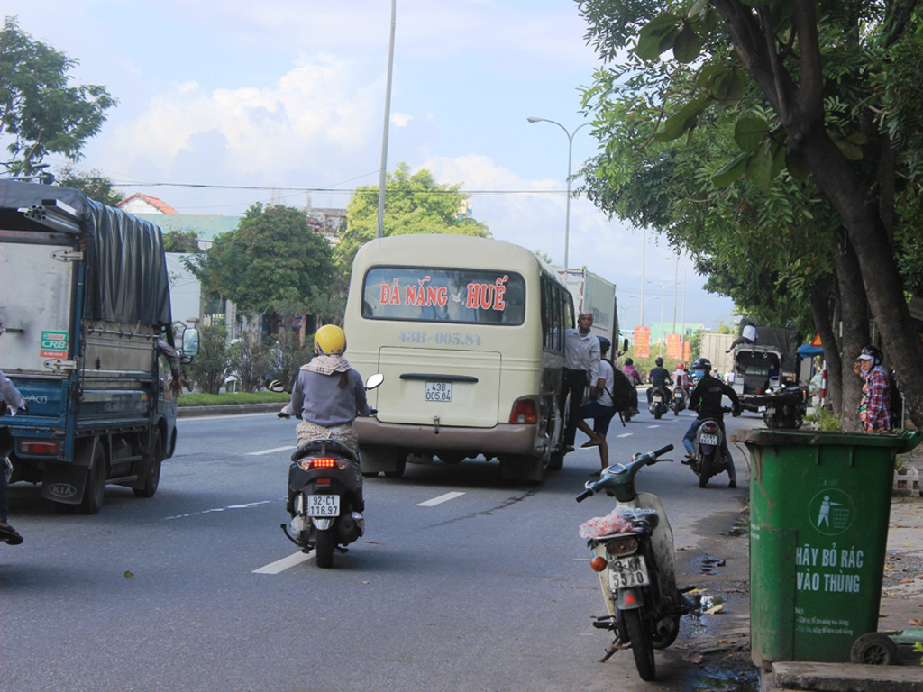 Một xe khách rề rà trên đường phố Đà Nẵng sau khi xuất bến để đón thêm khách - Ảnh: Hoàng Sơn