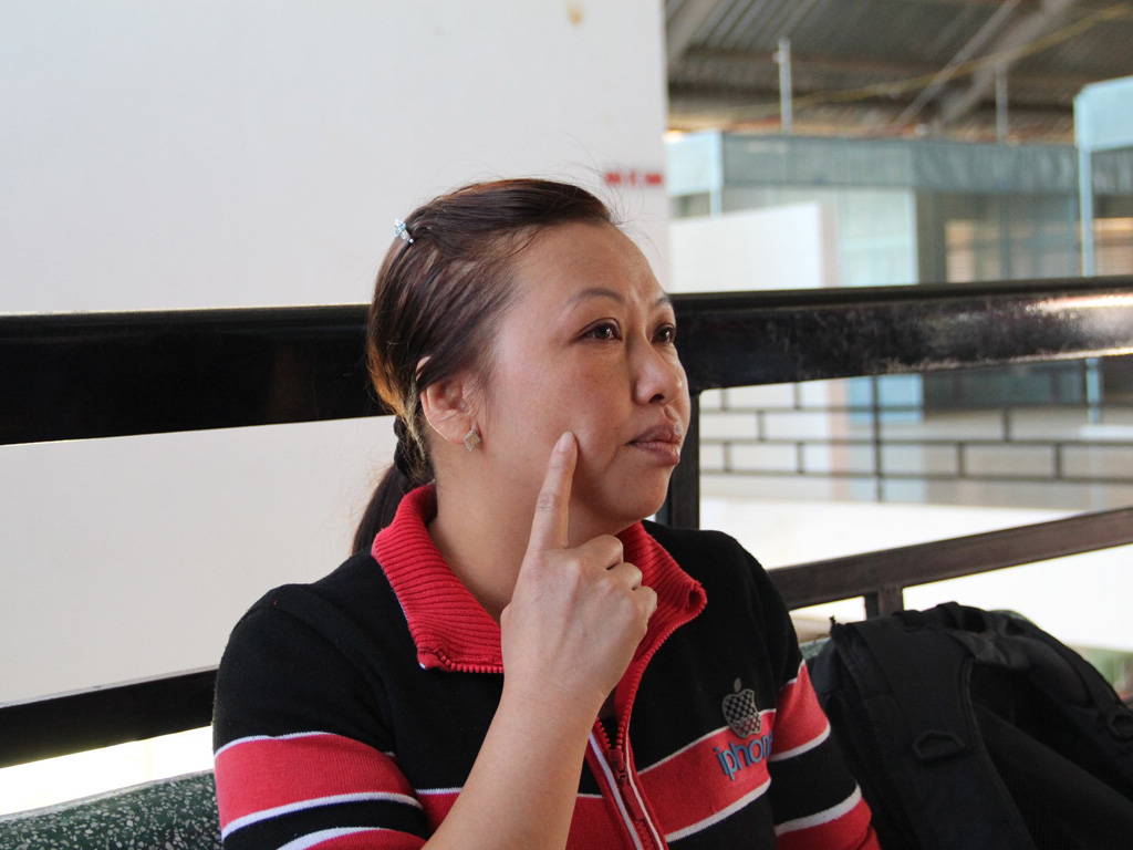  Chị Khanh bị bảo vệ chợ Bảo Lộc đánh sưng mặt - Ảnh: Trùng Dương
