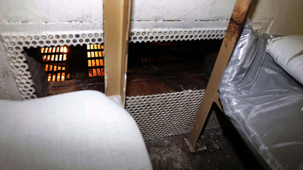 Ba tù nhân đã cắt thủng tấm lưới thép dày 1,27 cm bên trong phòng giam riêng - Ảnh: Cảnh sát quận Cam