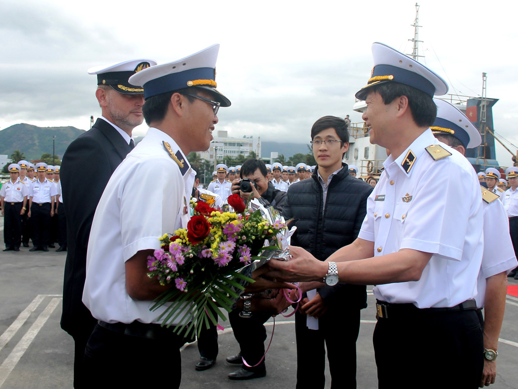 Chuẩn đô Nguyễn Văn Ninh, Phó tư lệnh Quân chủng Hải quân tặng hoa cho thủy thủ đoàn - Ảnh: Công Thi