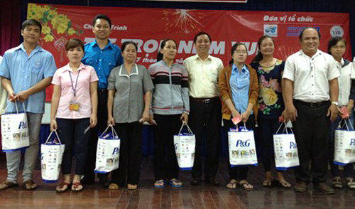 Tặng quà cho thanh niên đang làm việc tại Khu công nghiệp Tân Tạo, quận Bình Tân (TP.HCM)