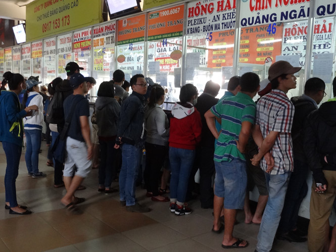 Hành khách chờ mua vé tết tại Bến xe Miền Đông - Ảnh: Diệp Đức Minh