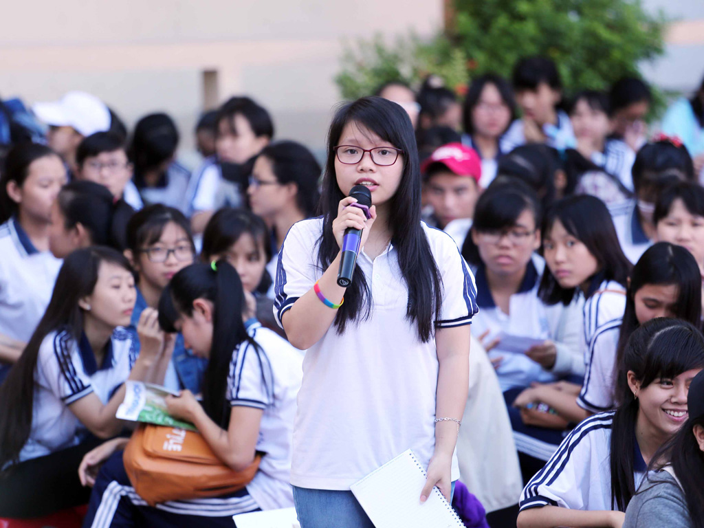 Học sinh đặt câu hỏi trong chương trình Tư vấn mùa thi do Báo Thanh Niên tổ chức tại Bà Rịa – Vũng Tàu năm 2016 - Ảnh: Đào Ngọc Thạch