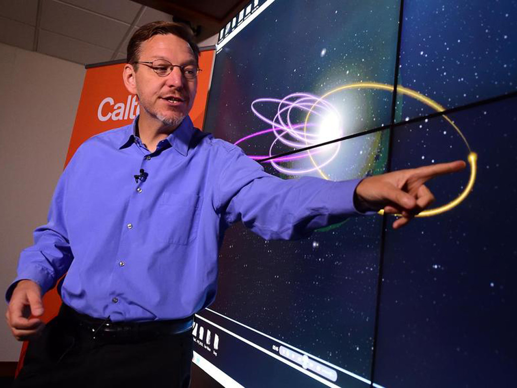 Giáo sư Mike Brown đang trình bày phát hiện của nhóm ông về hành tinh thứ 9 - Ảnh: Caltech