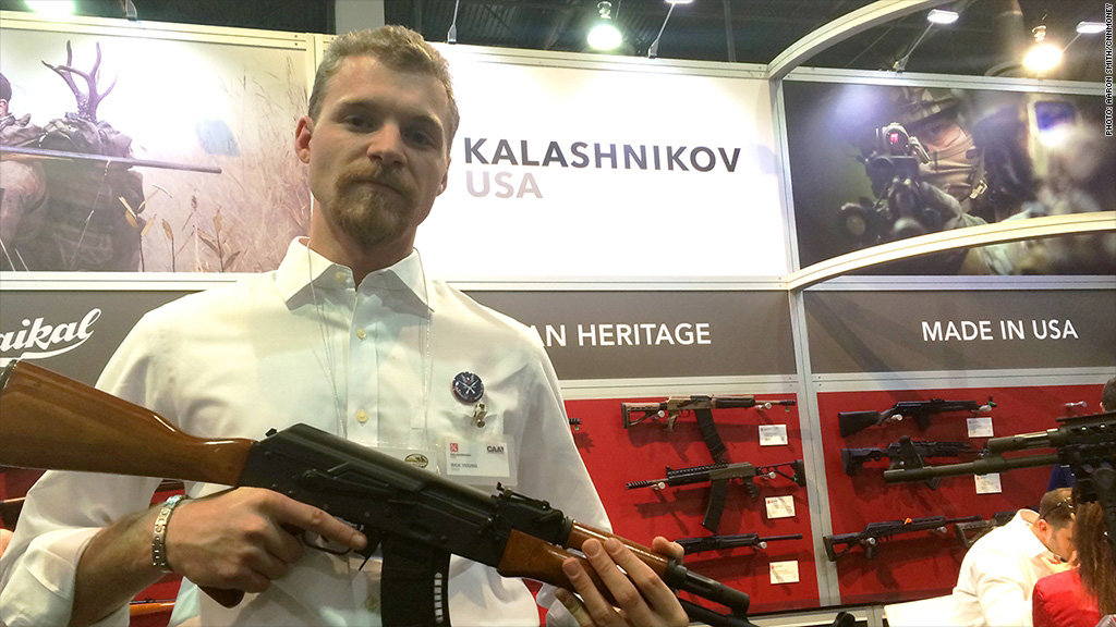 Đại diện Kalashnikov USA khoe khẩu AK-47 tại một cuộc triển lãm vũ khí ở Las Vegas - Ảnh: CNN