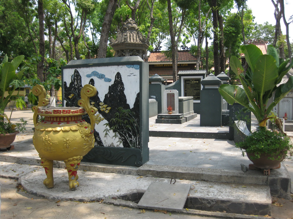 Lăng mộ Ngô Nhân Tịnh trong khuôn viên chùa Giác Lâm - Ảnh: L.C.T