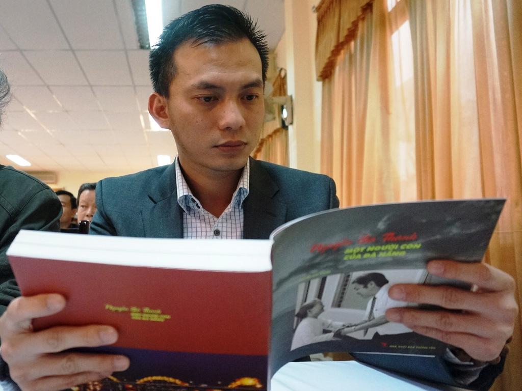 Anh Nguyễn Bá Cảnh, con trai ông Nguyễn Bá Thanh, xúc động với cuốn sách viết về ba mình - Ảnh: An Dy