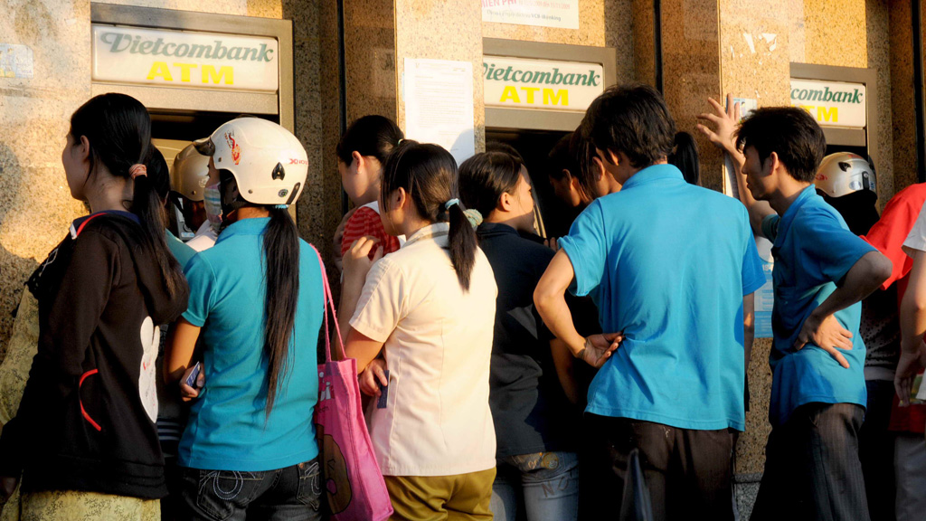 Nên tránh giờ cao điểm để không phải chờ đợi lâu và đảm bảo an toàn khi giao dịch ATM - Ảnh: D.Đ.M