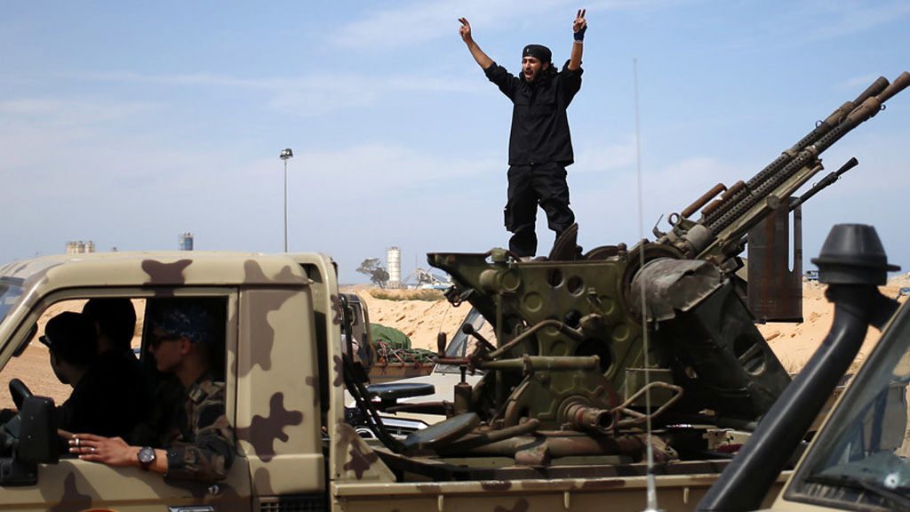 Các tay súng thuộc lực lượng đối địch với IS ở Syrte, Libya - Ảnh: Reuters