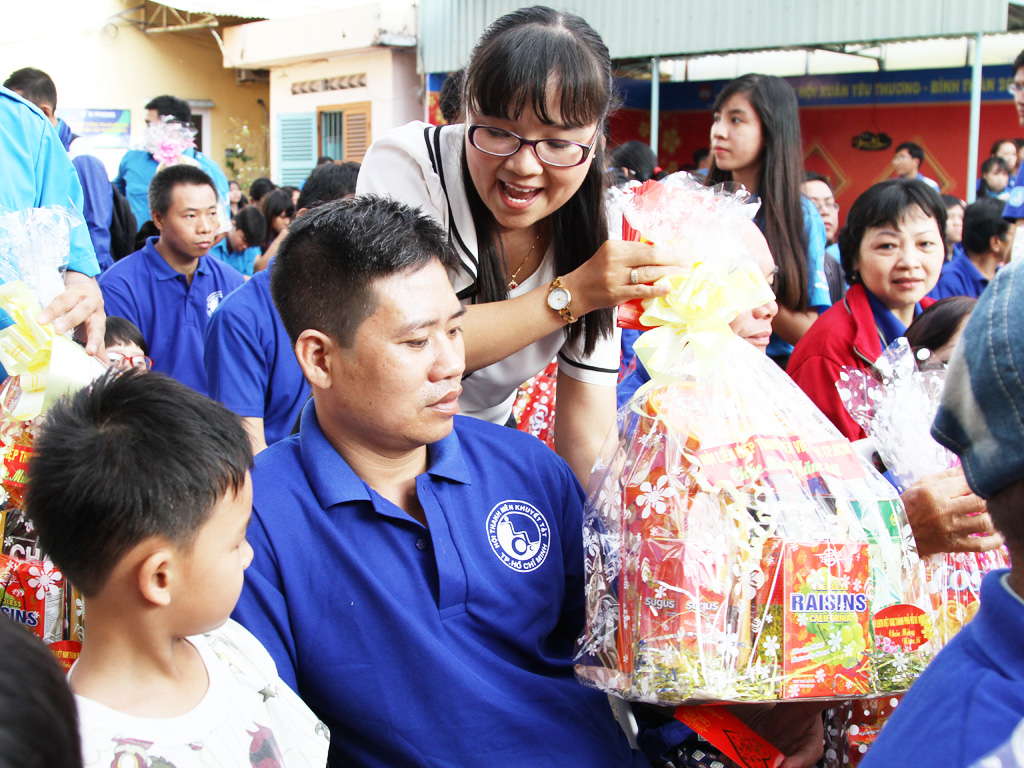 Tặng quà cho thanh niên khuyết tật, hội viên khó khăn - Ảnh: Lê Thanh