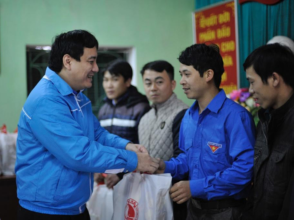 Anh Nguyễn Đắc Vinh tặng quà tết cho Đội thanh niên xung kích bảo vệ biên giới xã Minh Tân, H.Quản Bạ - Ảnh: Phan Hậu