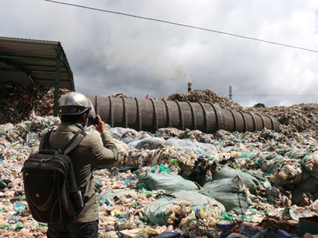 Cả ngàn tấn rác bị dồn ứ - Ảnh: Lâm Viên