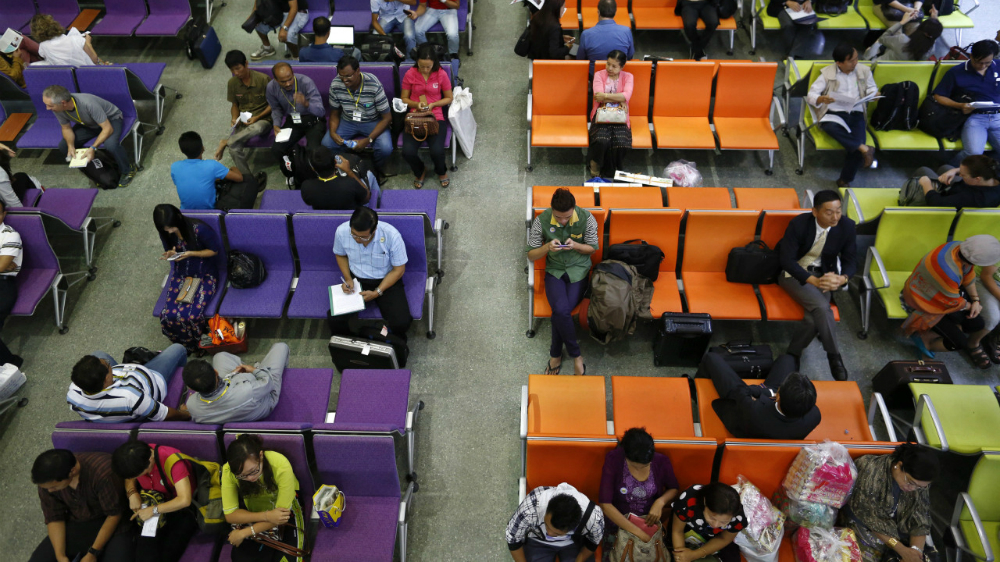 Khách chờ bay tại sân bay quốc tế Yangon - Ảnh: Reuters