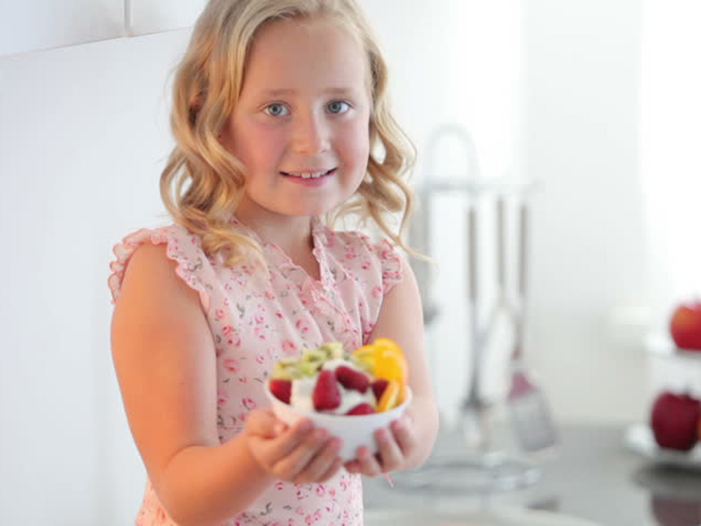 Nên khuyến khích trẻ em gái ăn nhiều trái cây từ sớm để ngừa ung thư vú - Ảnh: Shutterstock