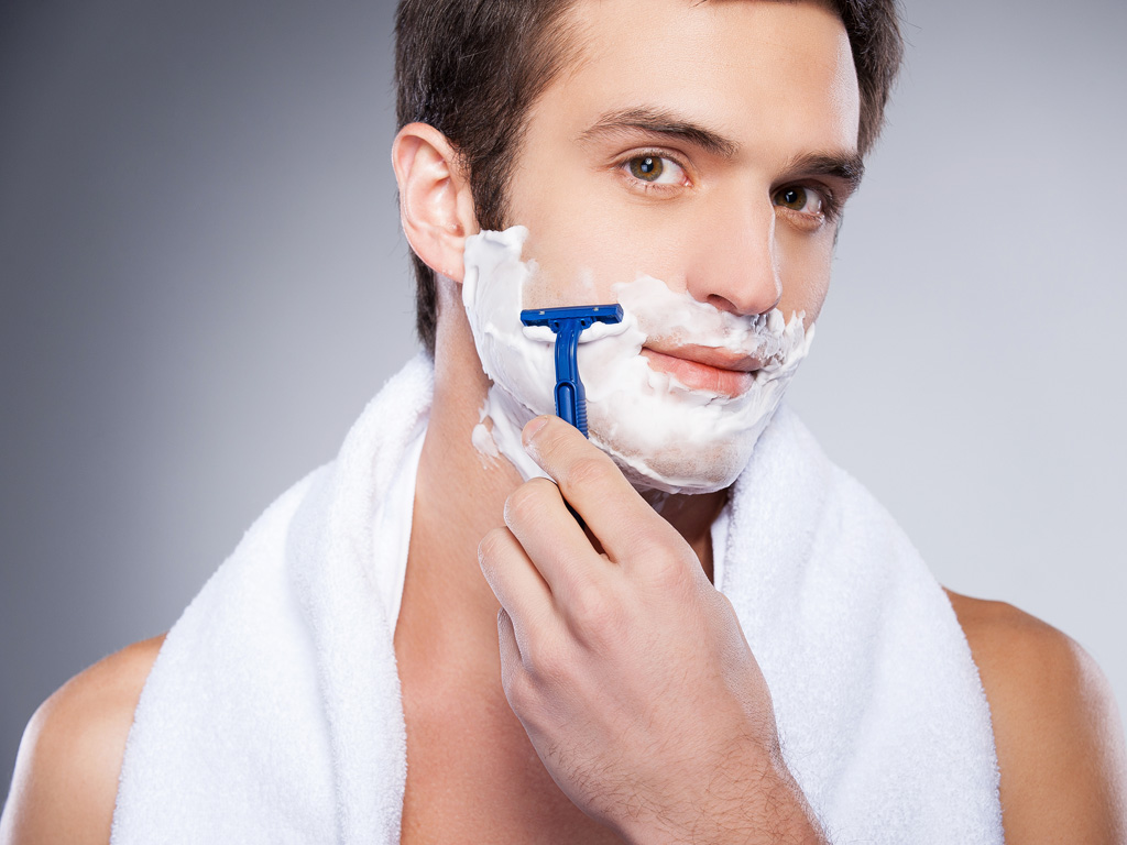 Nên thoa kem dưỡng da trước và sau khi cạo râu - Ảnh: Shutterstock